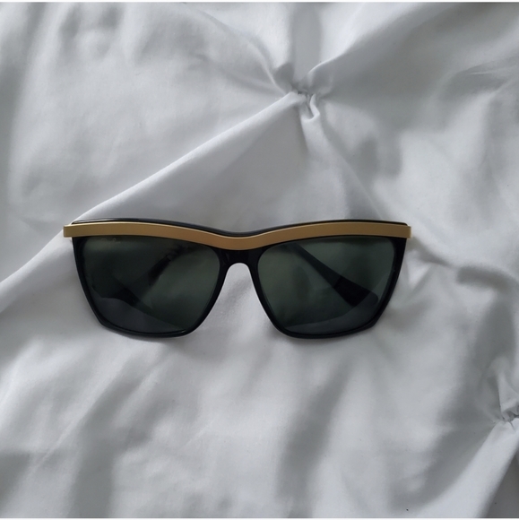 Authentic Vintage Ray-Ban in good condition Black and Gold - Picture 6 of 6